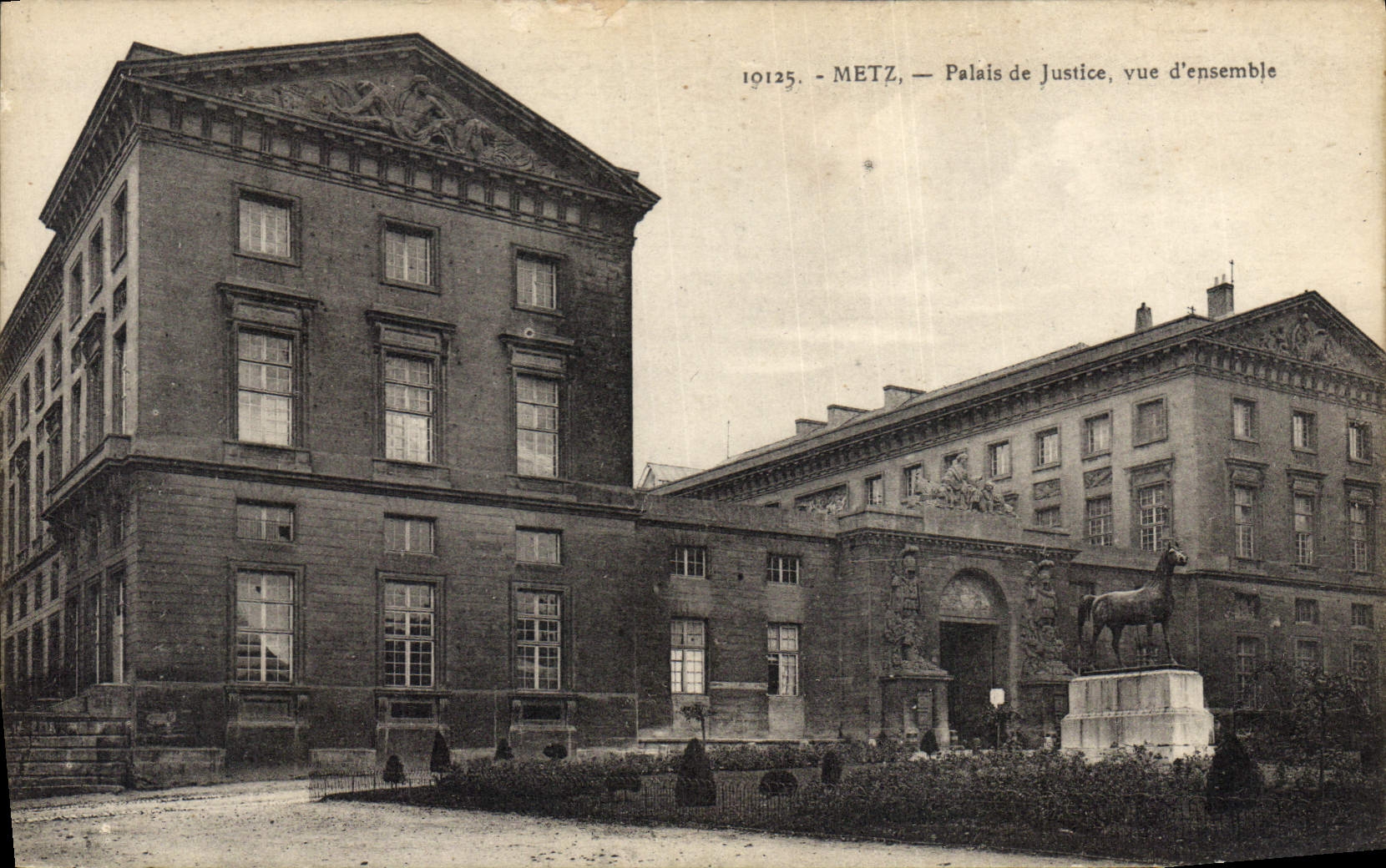 CPA Palais de Justice Vue d'ensemble Metz