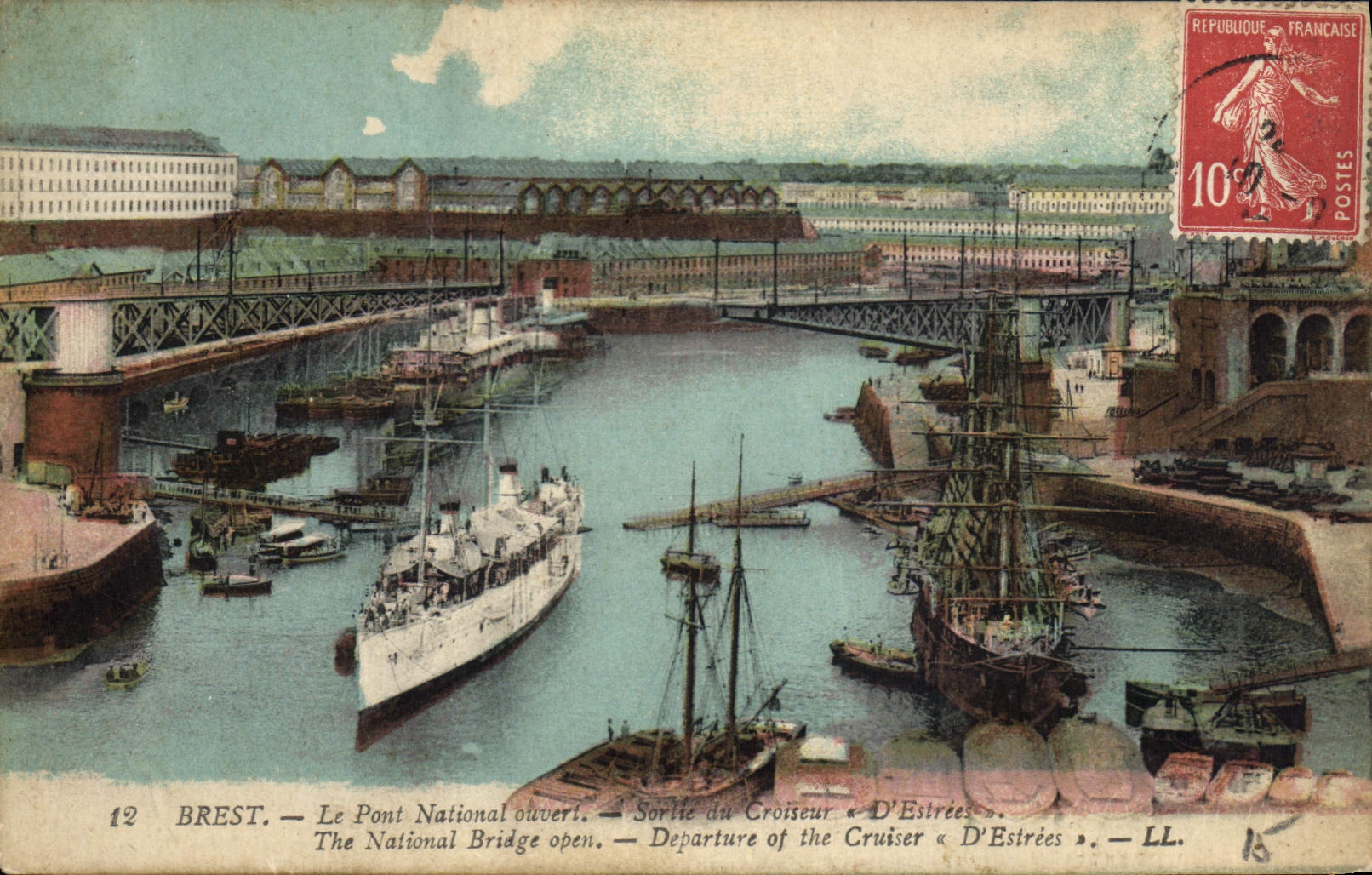 CPA Bateau de Guerre Brest Le pont national ouvert Sortie du croiseur d'estrees