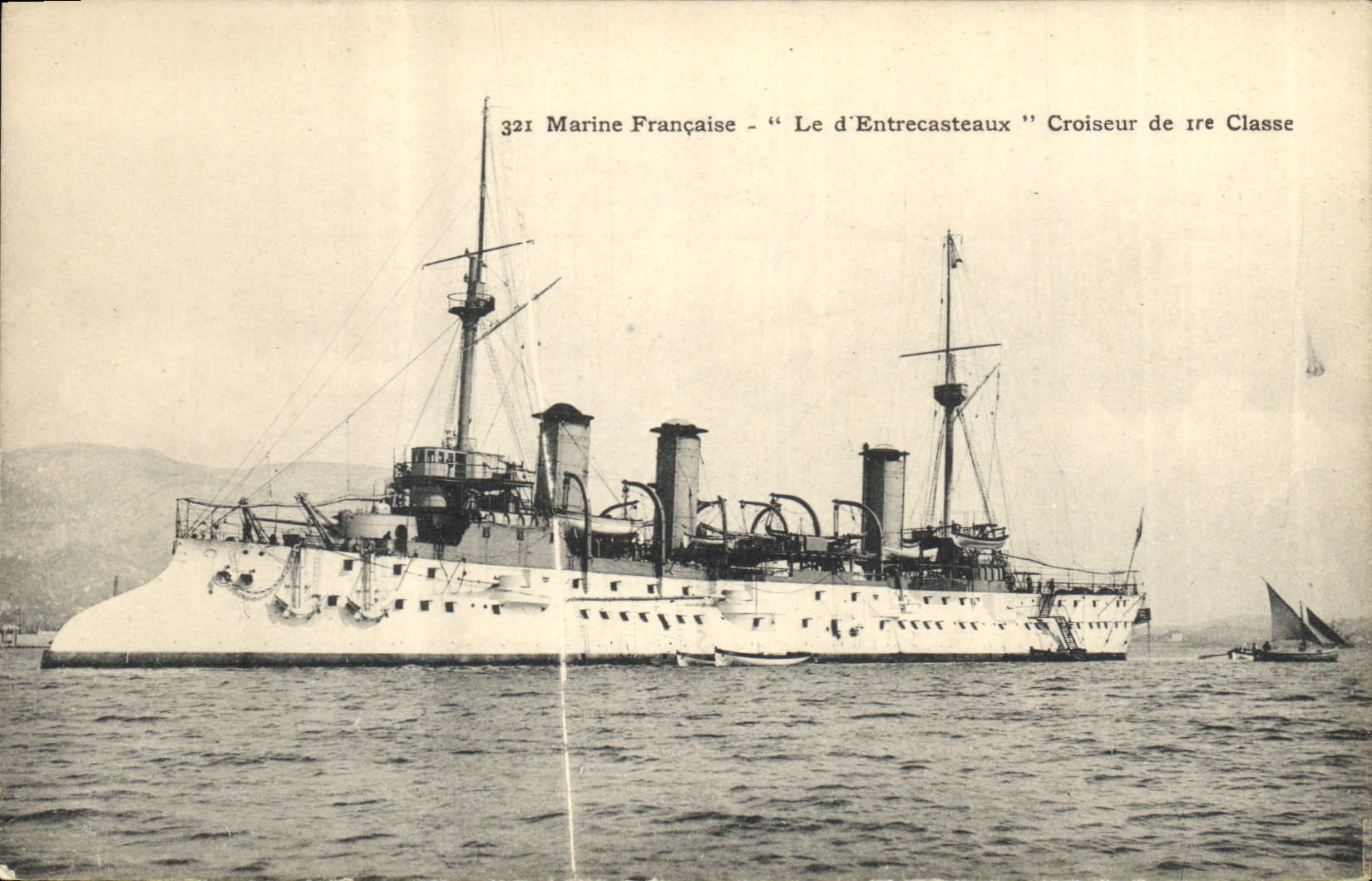 CPA Bateau de Guerre Le D'Entrecasteaux Croiseur de 1ere classe