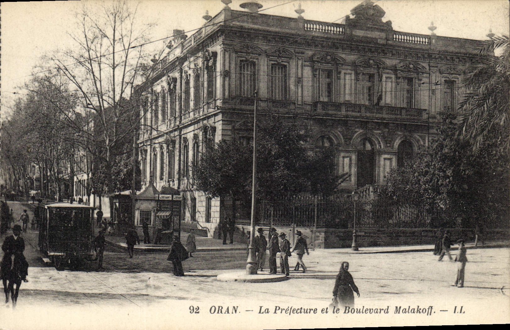 CPA Oran La Prefecture et le boulevard Malakoff Tramway