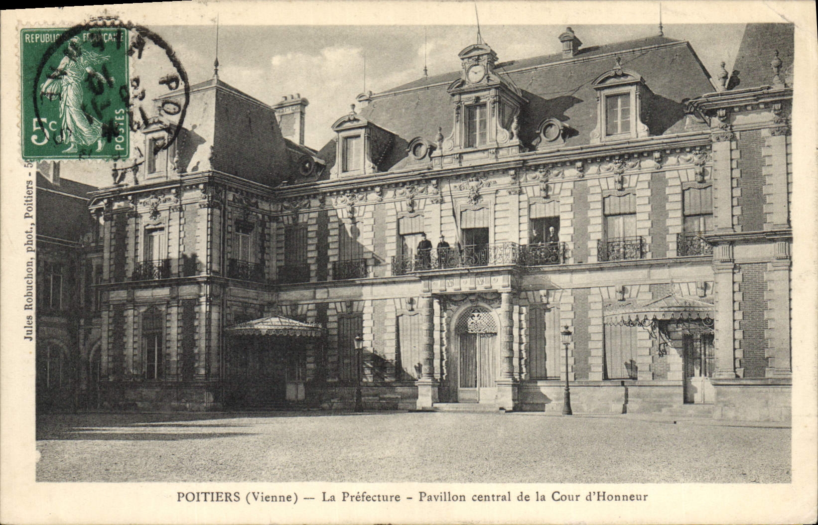 CPA Poitiers Prefecture Pavillon central de la Cour d'honneur
