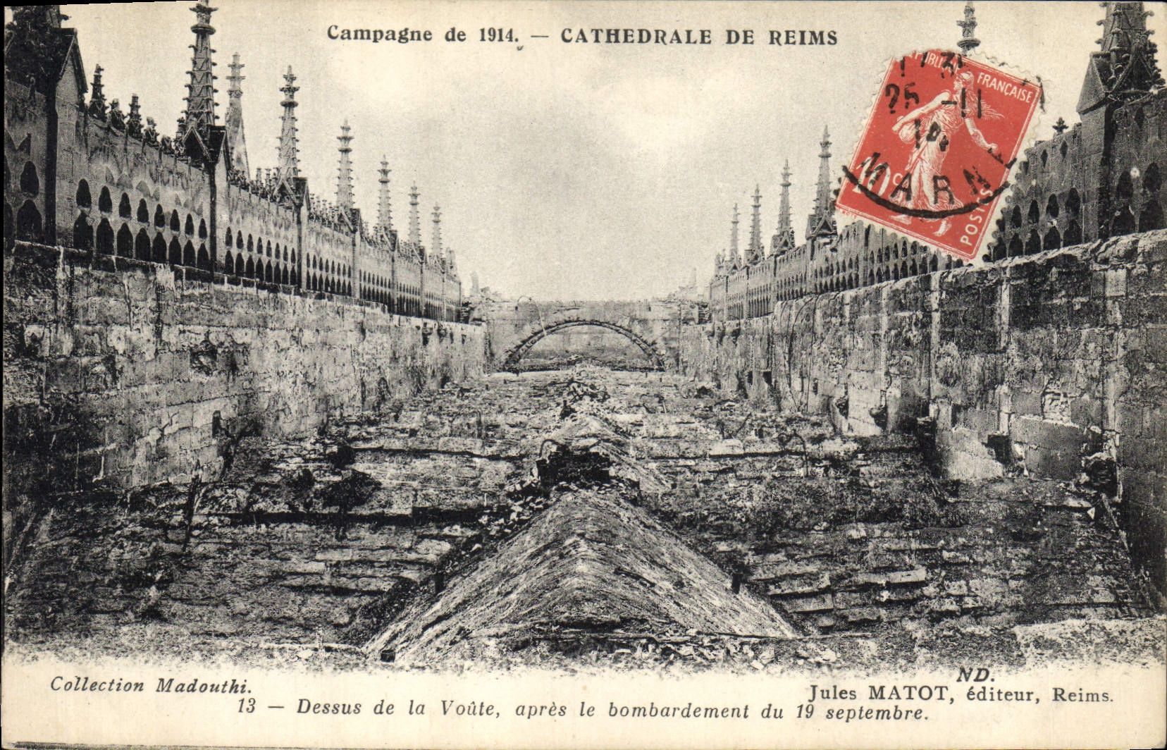 CPA Militaria Dessus de la Voute apres le bombardement du 19 septembre Cathedrale de Reims