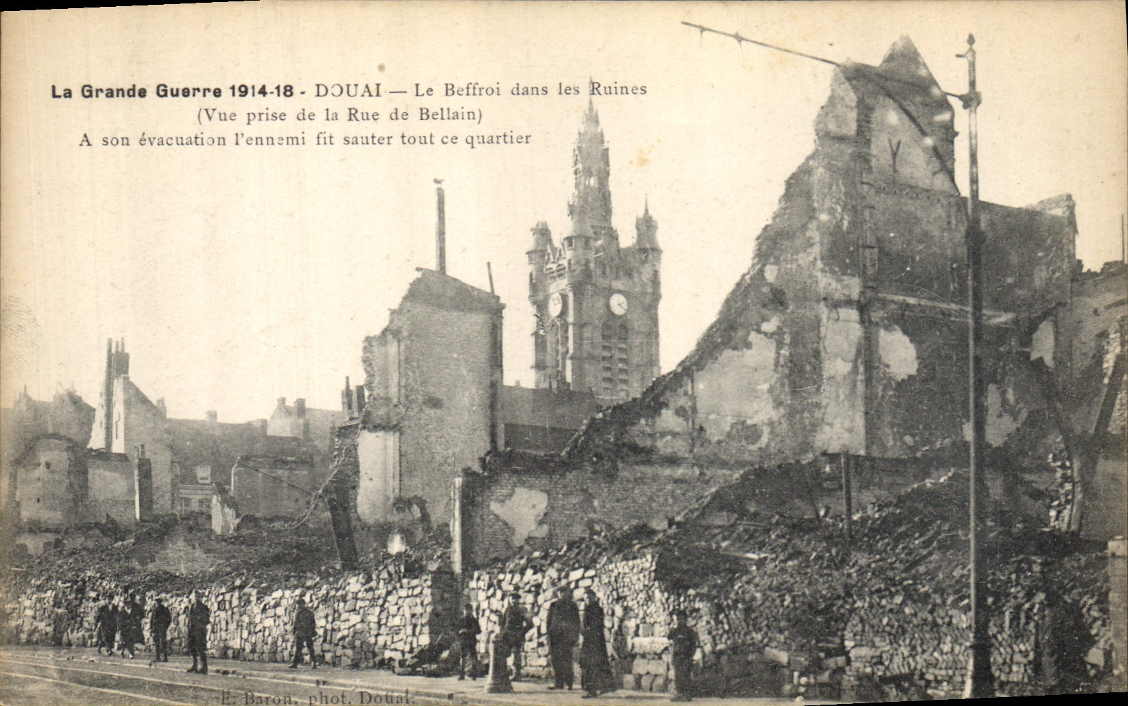 CPA Militaria Douai Le beffroi dans les ruines Vue prise de la Rue du Bellain