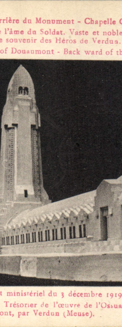 CPA Militaria Ossuaire et phare de Douaumont Arriere du monument Chapelle catholique
