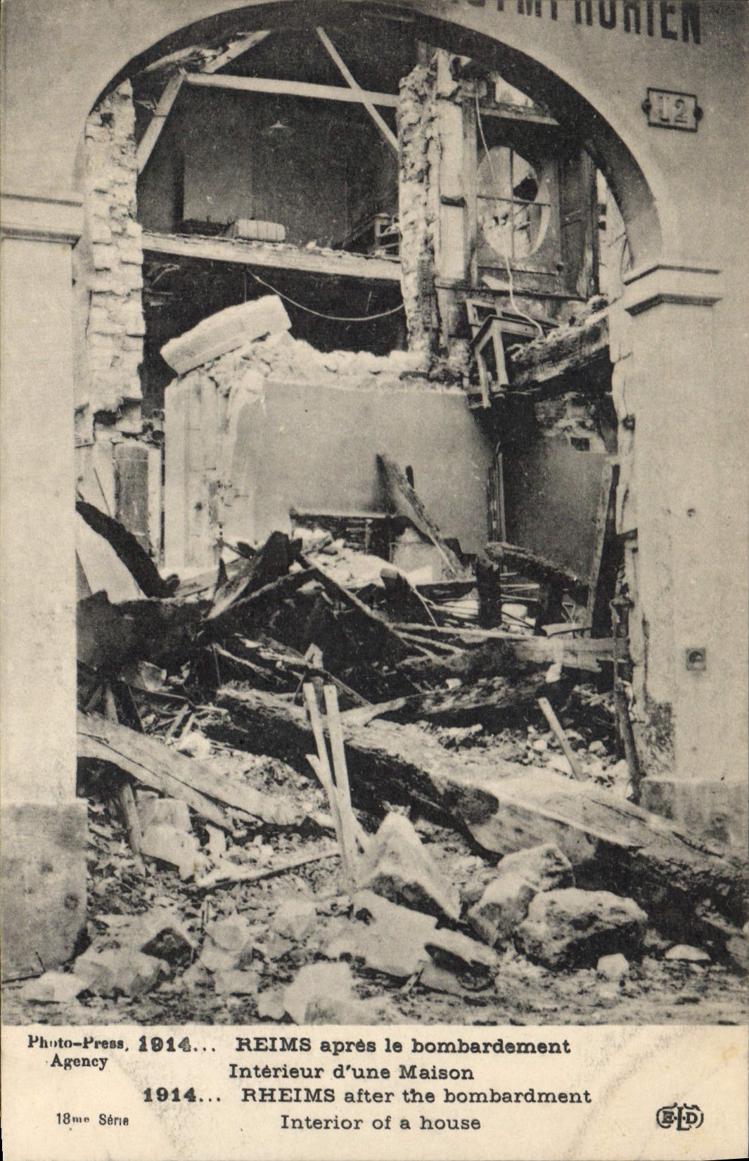 CPA Militaria Reims apres le bombardement Interieur d'une maison