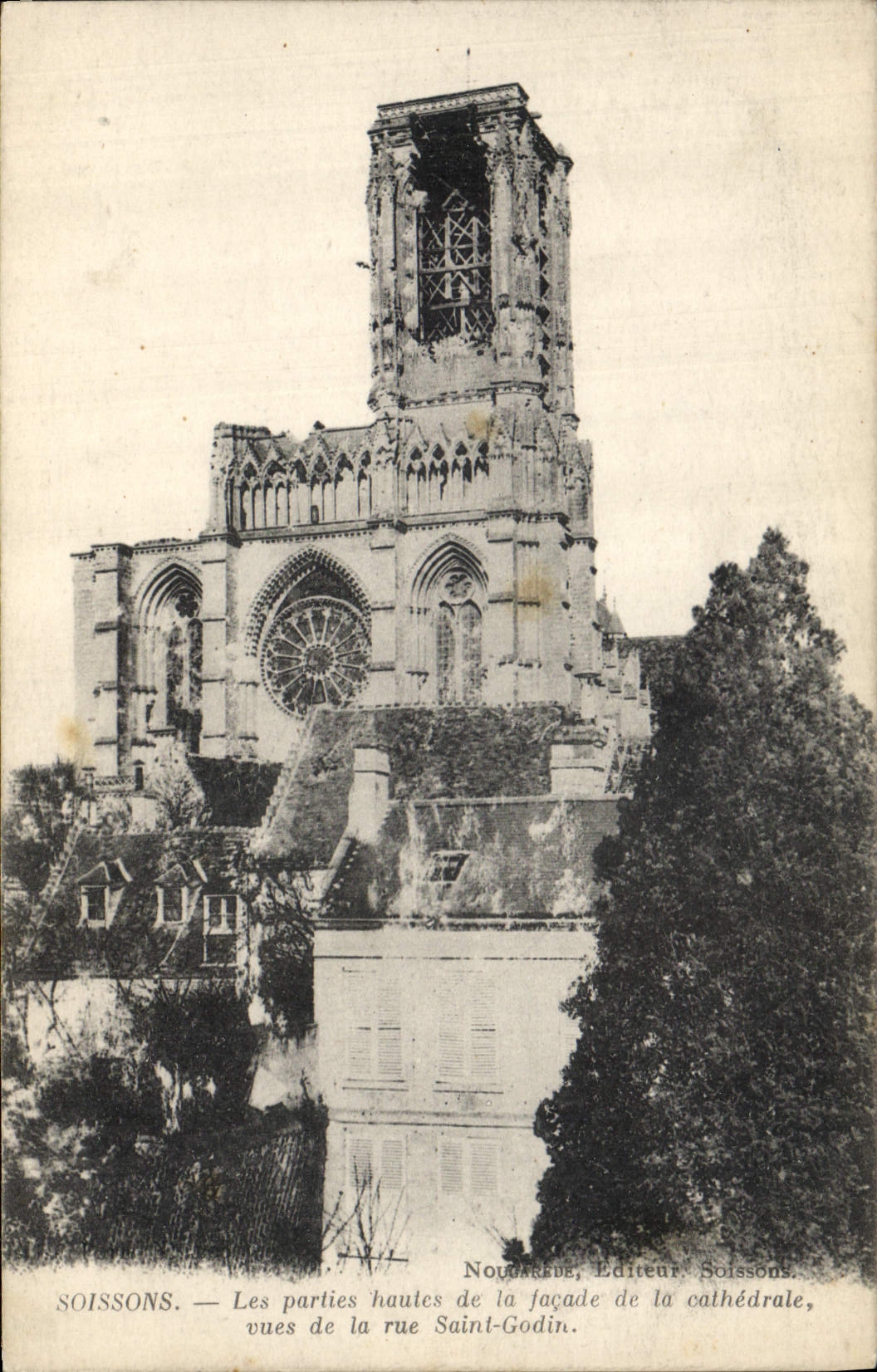 CPA Militaria Soissons les parties hautes de la facade de la cathedrale vues de la rue Saint Godin