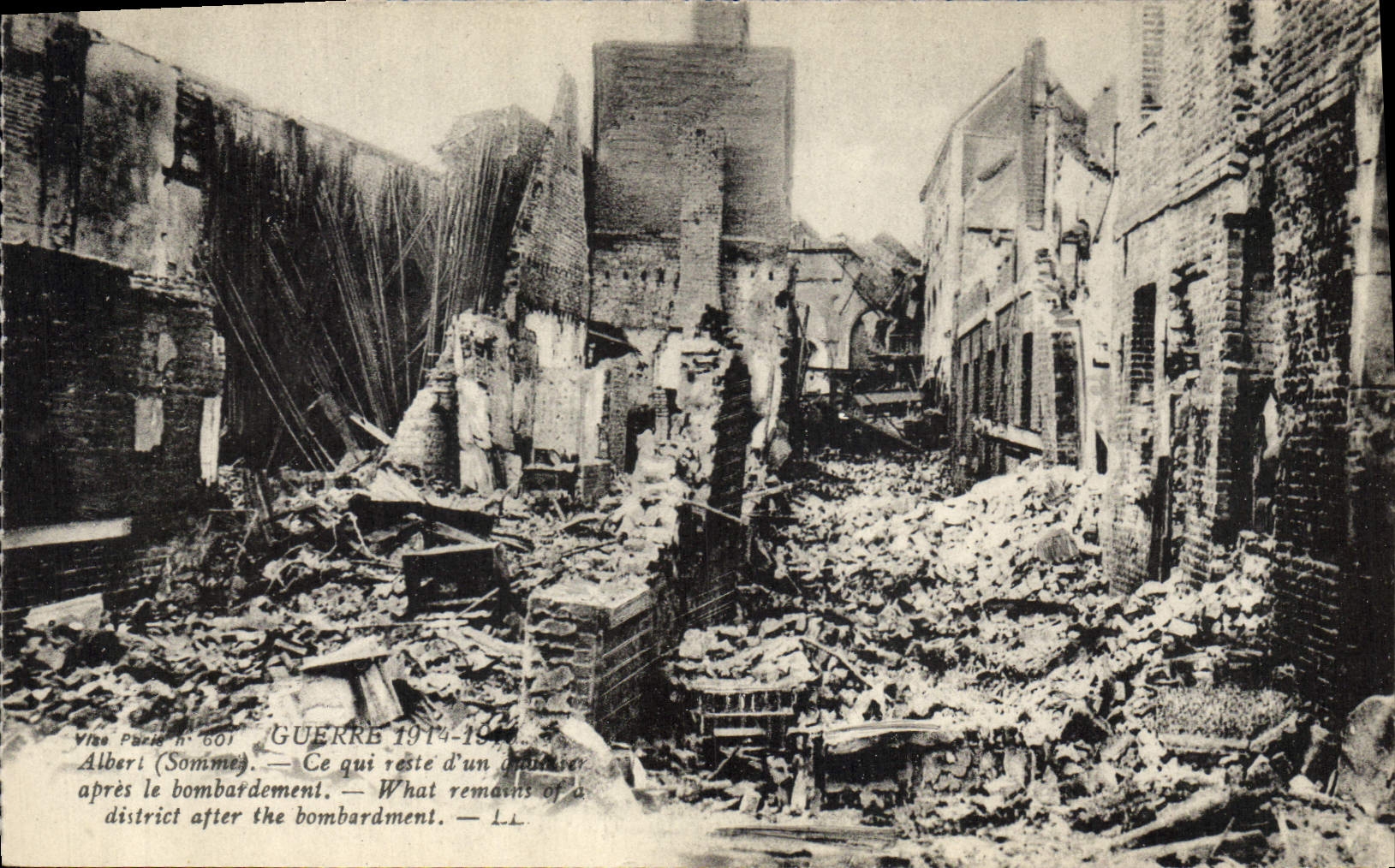 CPA Militaria Albert Ce qui reste d'un quartier apres le bombardement