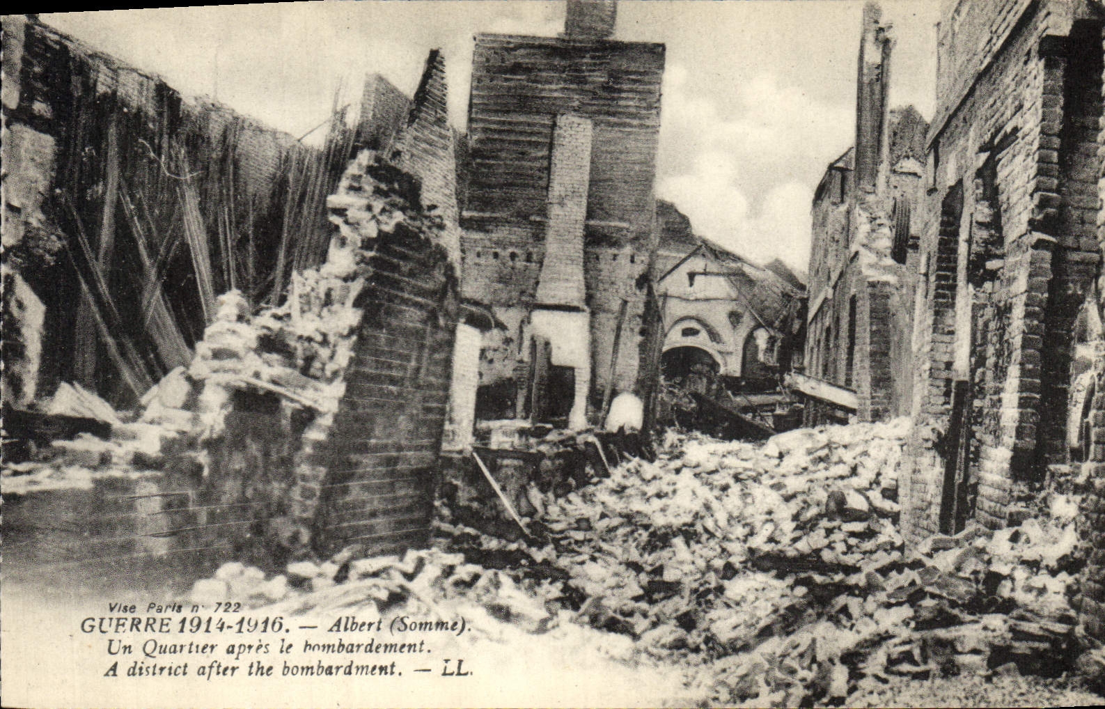 CPA Militaria Albert Un quartier apres le bombardement
