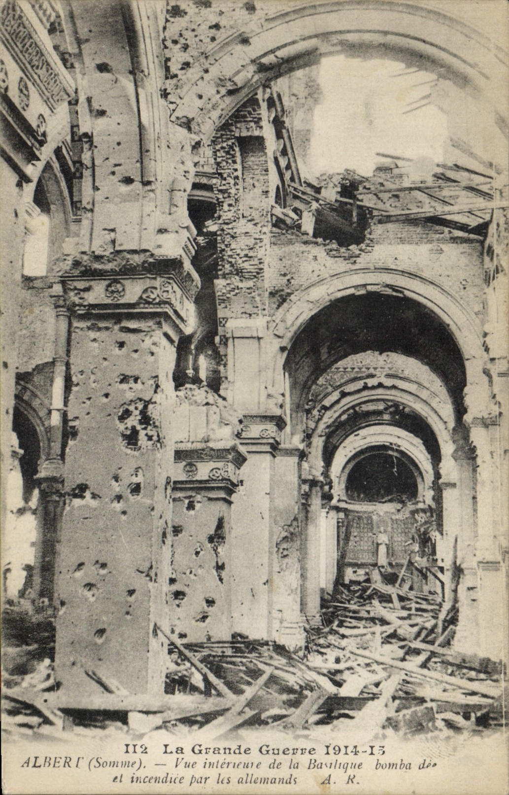 CPA Militaria La grande guerre 1914 15 Albert Somme vue interieur de la Basilique bombardes et incen