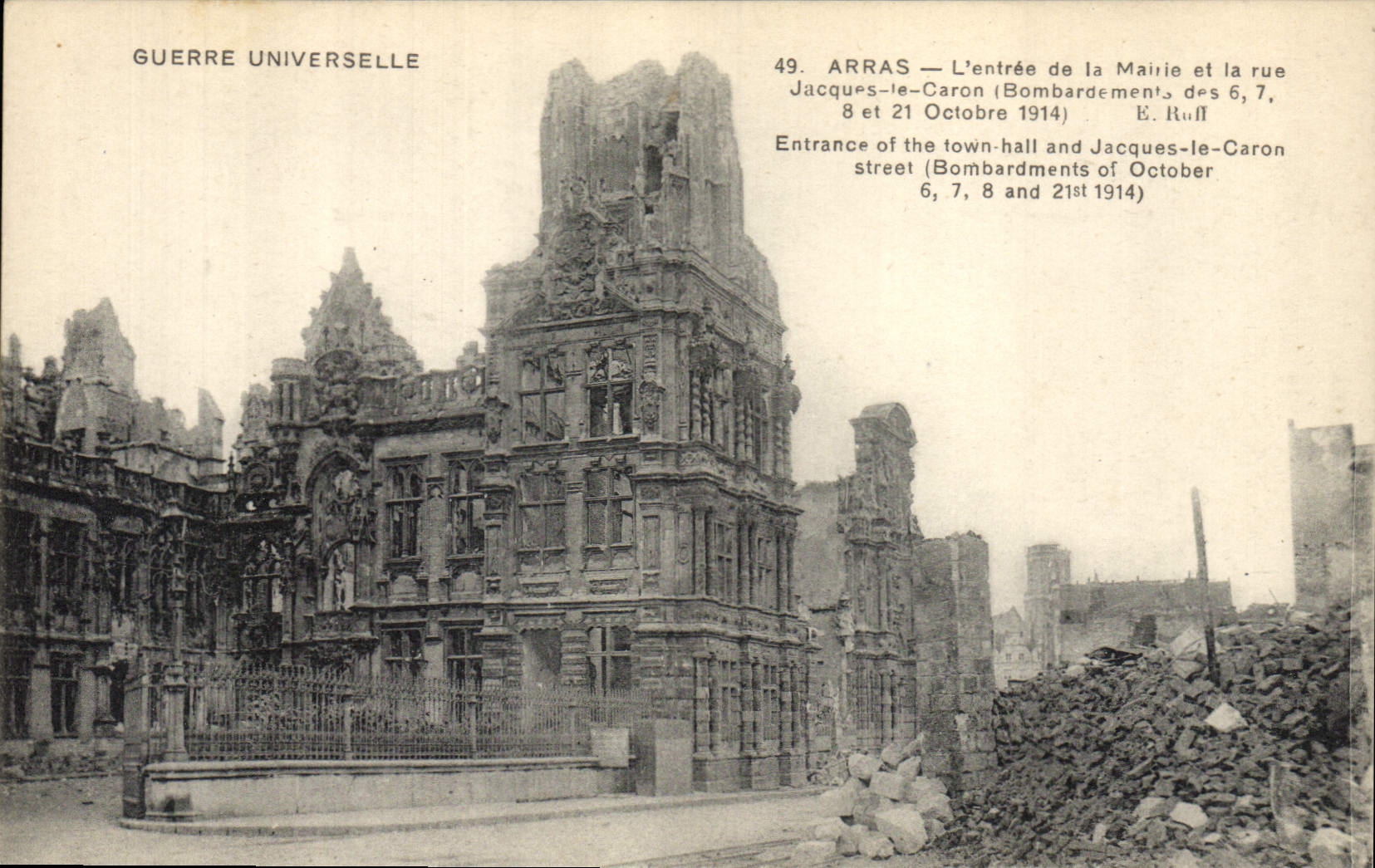 CPA Militaria Guerre universelle Arras l'entree de la Mairie et la Rue Jasques le Caron bombardement