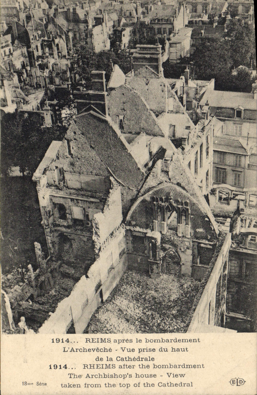 CPA Militaria Reims apres le bombardement l'Archeveche vue prise du haut de la cathedrale
