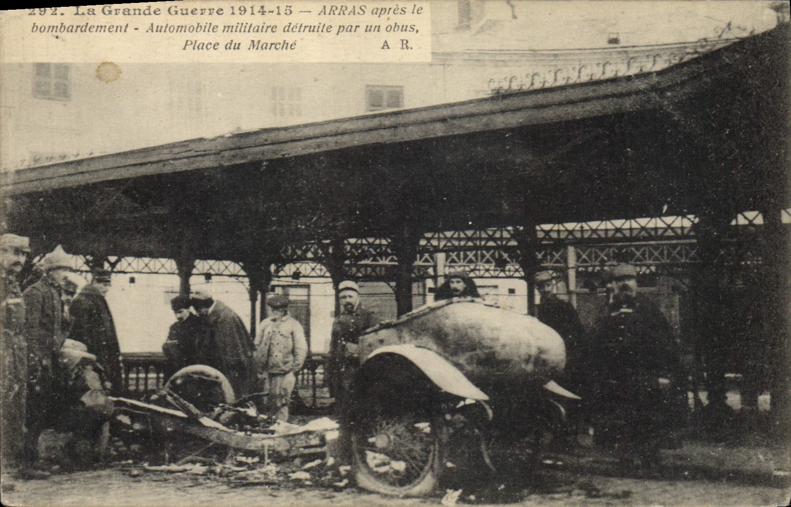 CPA Militaria La grande Guerre 1914 15 Arras apres le bombardement Automobile militaire detruit par 