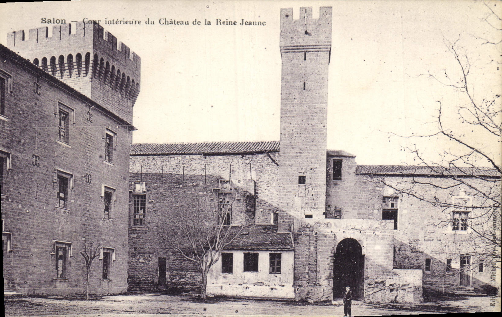 CPA Salon Cour interieure du Chateau de la Reine Jeanne