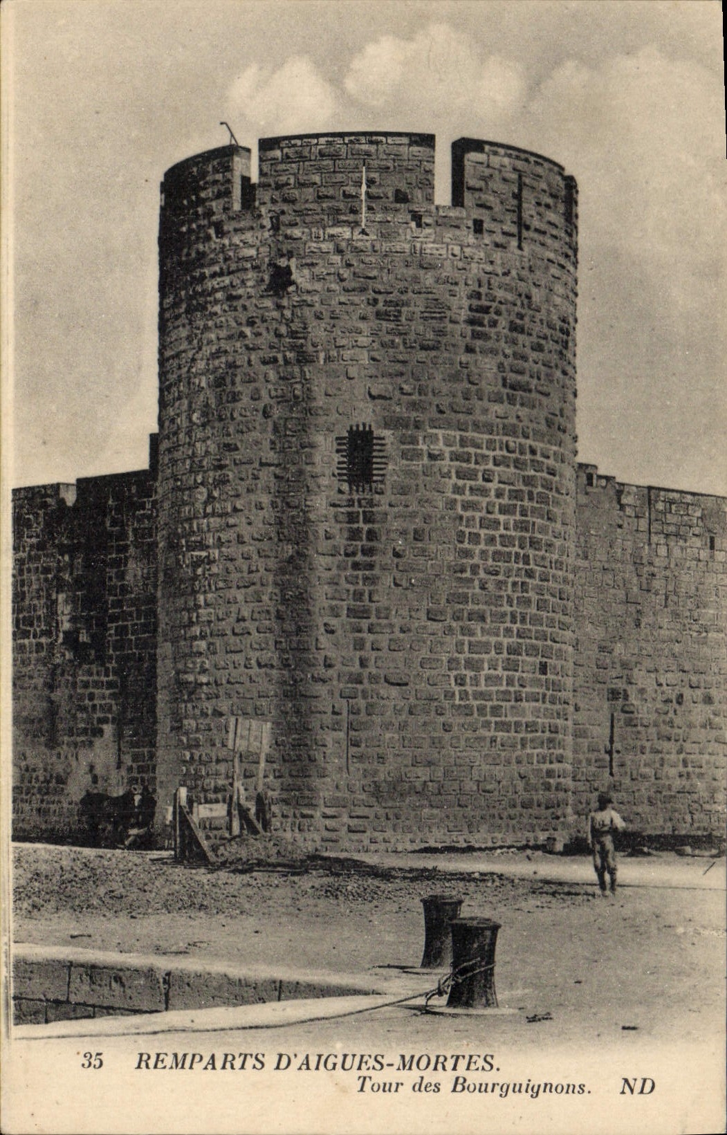 CPA Chateau Remparts d'Aigues Mortes Tour des Bourguignons
