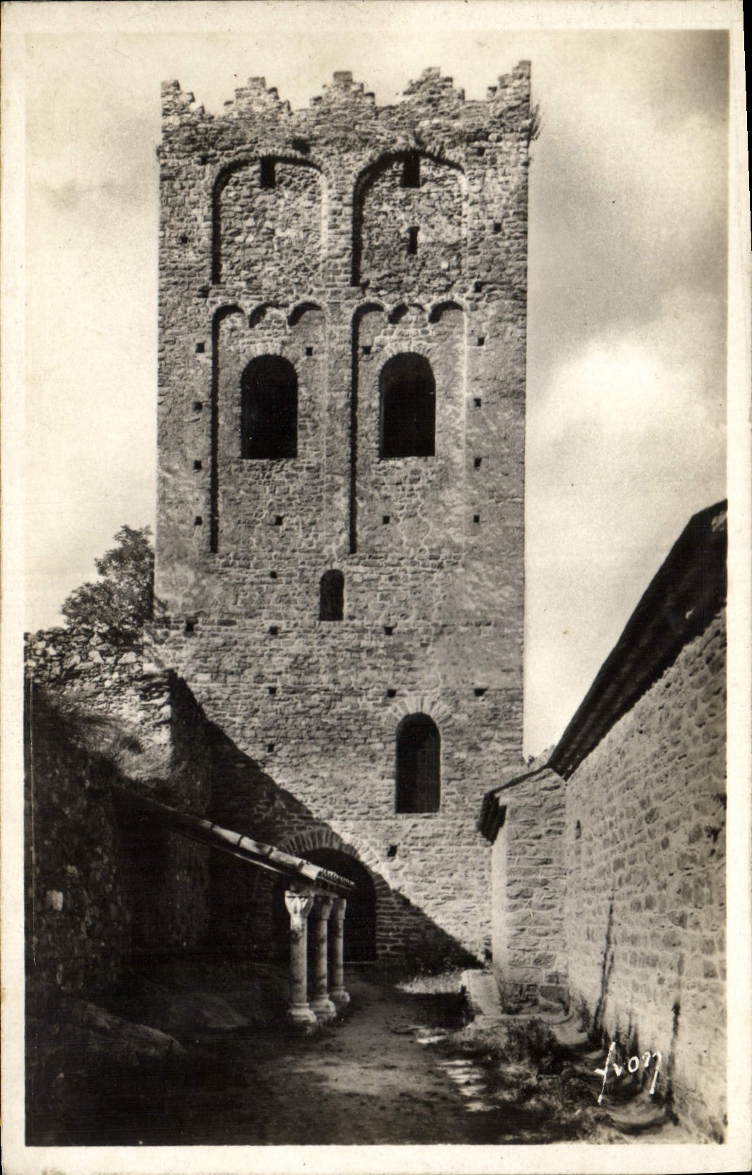 CPA Chateau Environs de Vernet les Bains Abbaye de St Martin du Canigou La Tour et les tombeaux