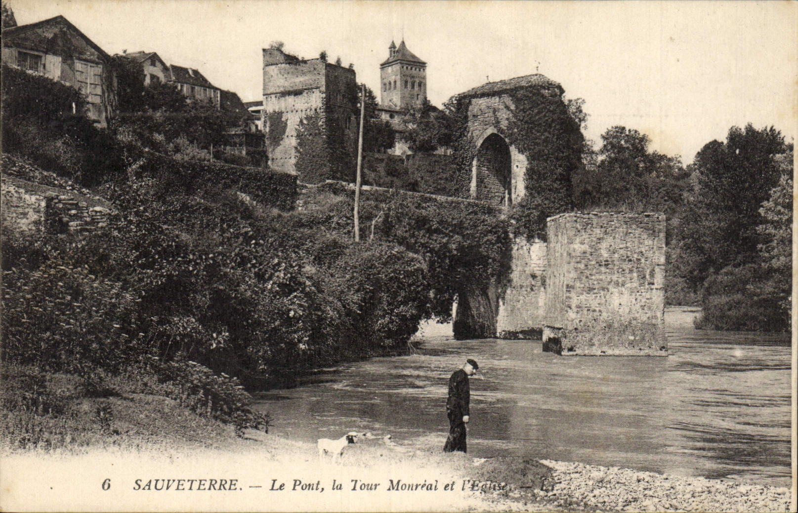 CPA Chateau Sauveterre Le pont la Tour Monreal et l'eglise