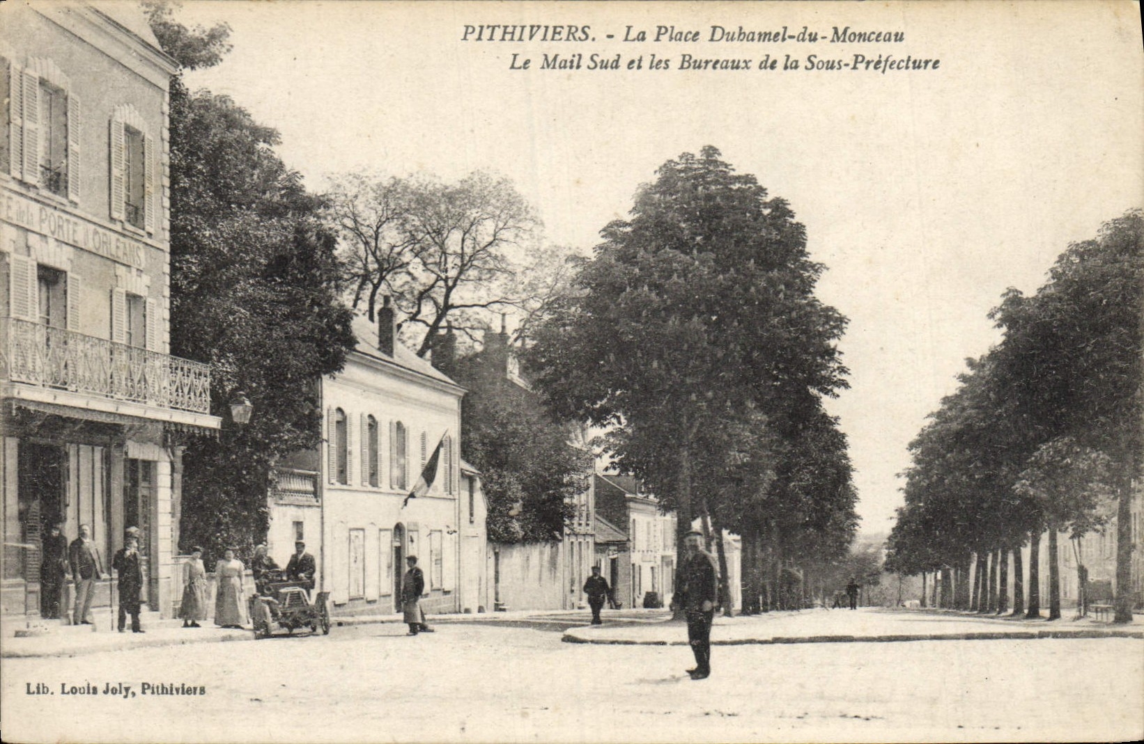 CPA Pithiviers La Place Duhamel du Monceau Le Mail Sud et les bureaux de la Sous Prefecture