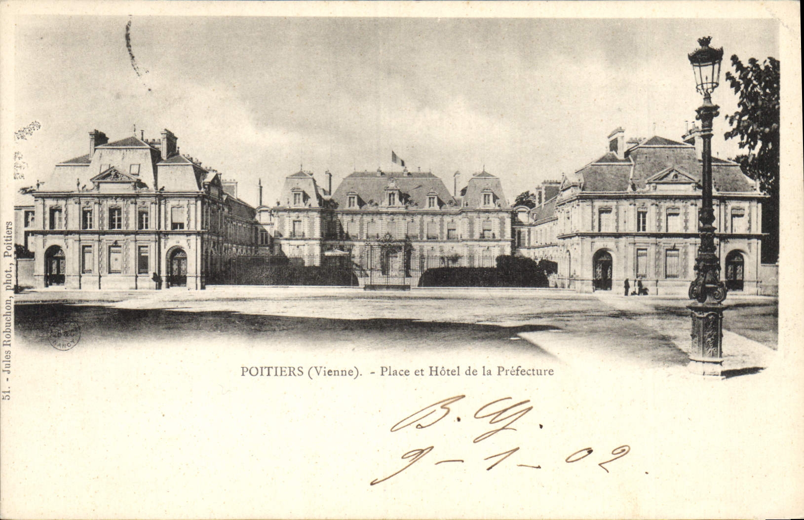 CPA Poitiers Place et Hotel de la Prefecture 