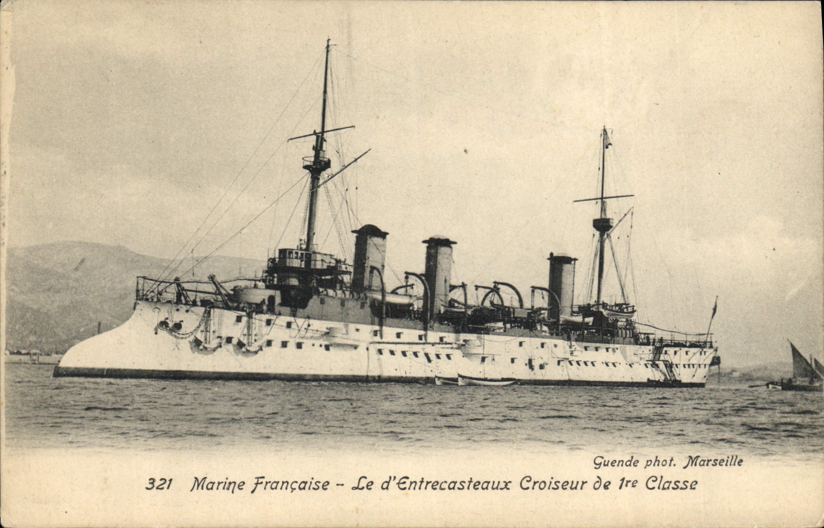 CPA Bateau de guerre Le d'Entrecasteaux Croiseur de 1ere classe