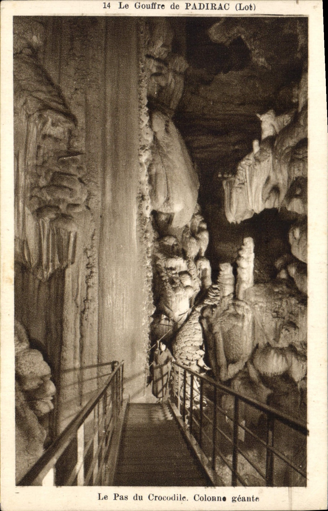 CPA Grotte Grottes Le gouffre de Padirac Le pas du crocodile Colonne geante