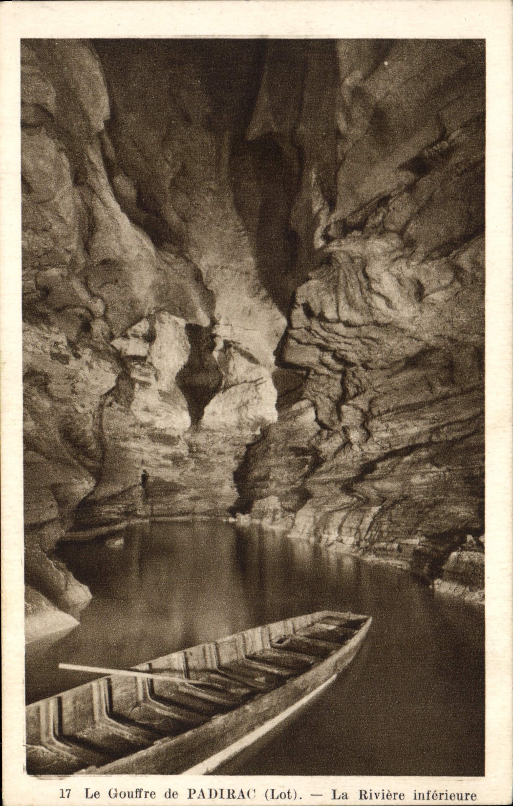 CPA Grotte Grottes Le Gouffre de Padirac La riviere inferieure