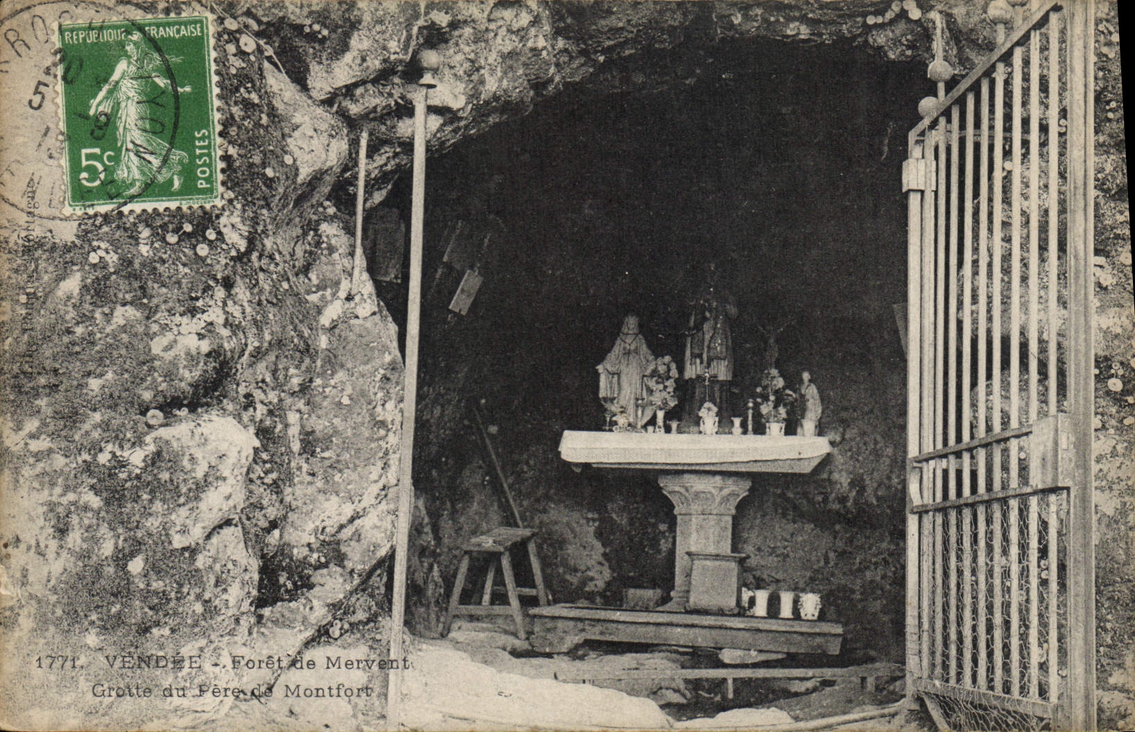 CPA Grotte Grottes Vendee Foret de Mervent Grotte du Pere Montfort