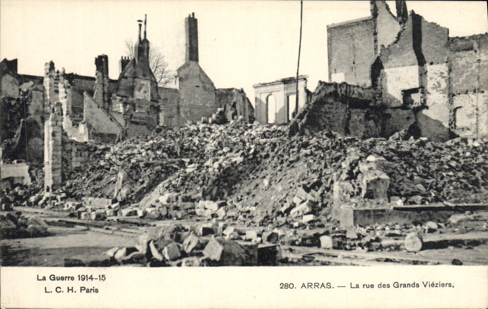 CPA Militaria Arras La rue des Grands Vieziers