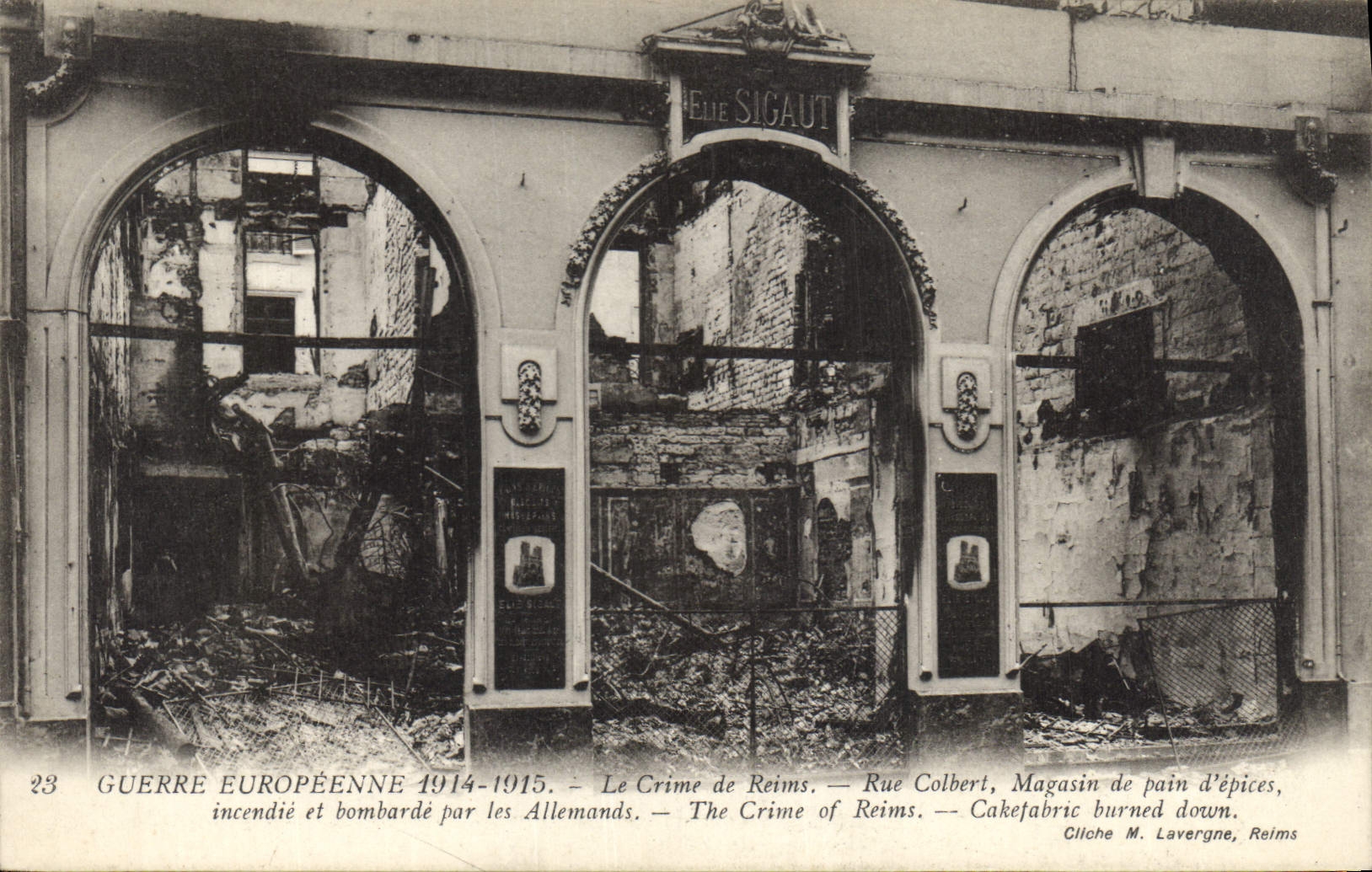 CPA Militaria Le crime de Reims Rue Colbet Magasin de pain d'epices incendie et bombarde par les All