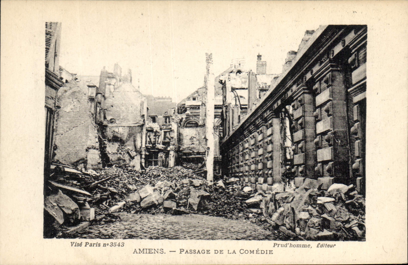 CPA Militaria Amiens Passage de la Comedie
