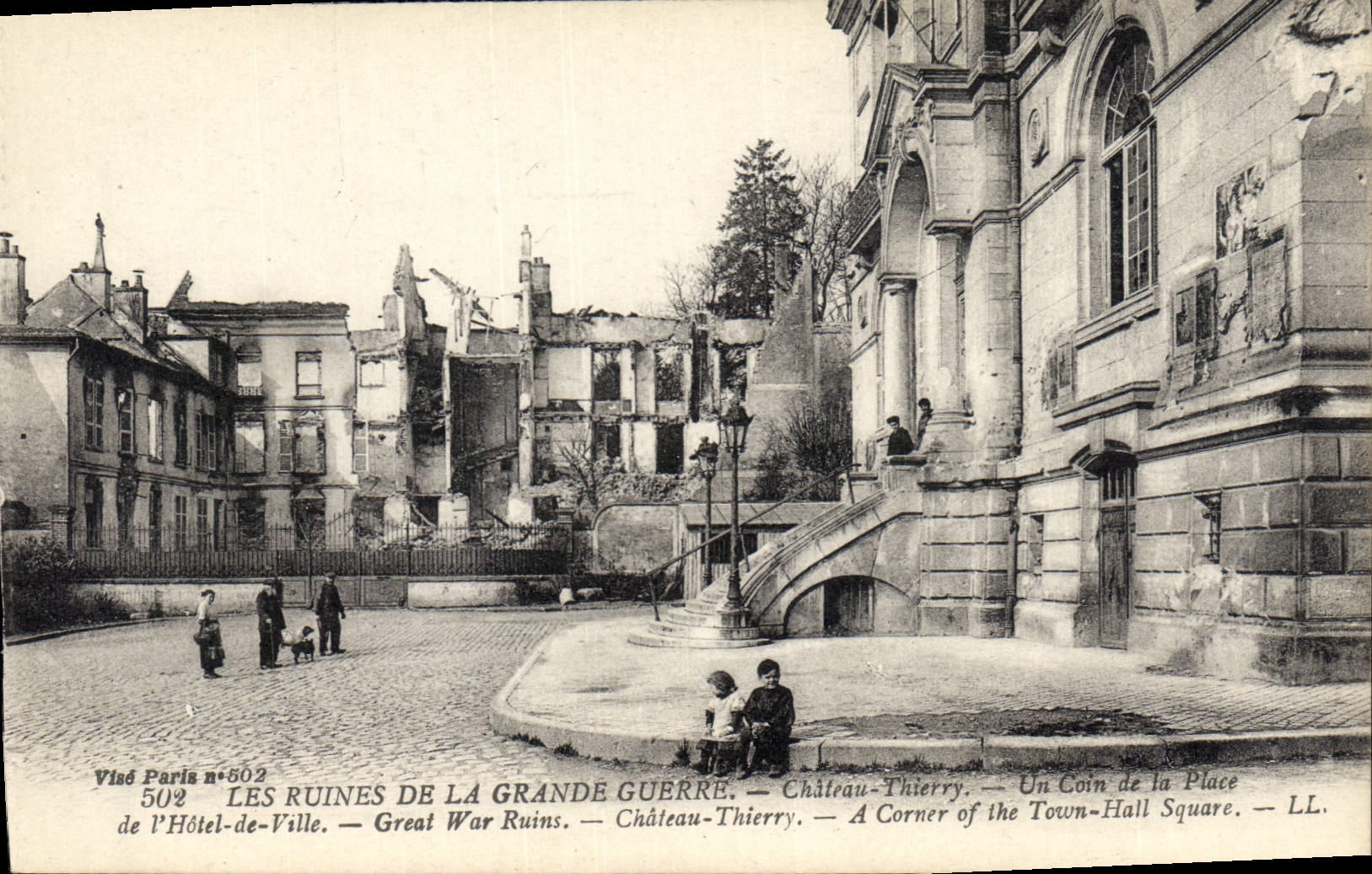 CPA Militaria Chateau Thierry Un coin de la place de l'hotel de ville