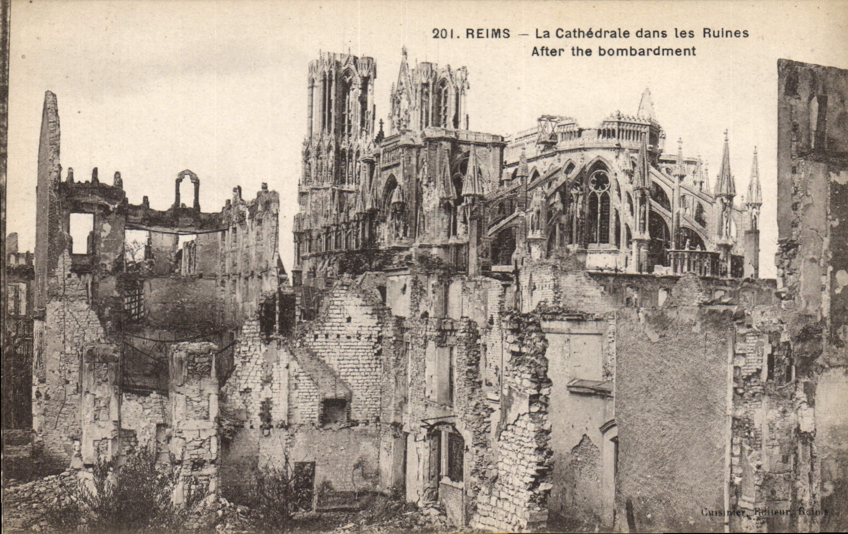 CPA Militaria Reims La cathedrale dans les ruines apres le bombardement