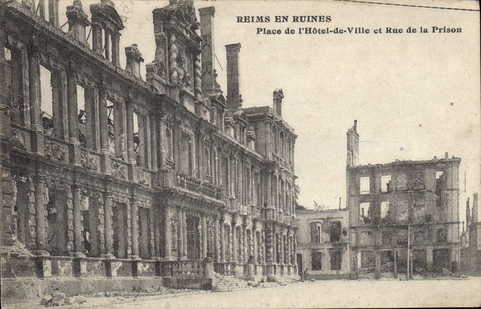 CPA Militaria Reims Place de l'Hotel de ville et rue de la prison