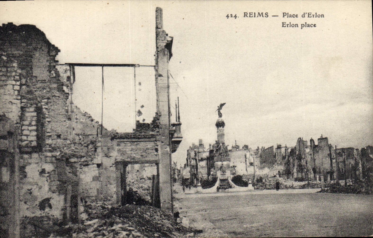 CPA Militaria Reims Place d'Erlon