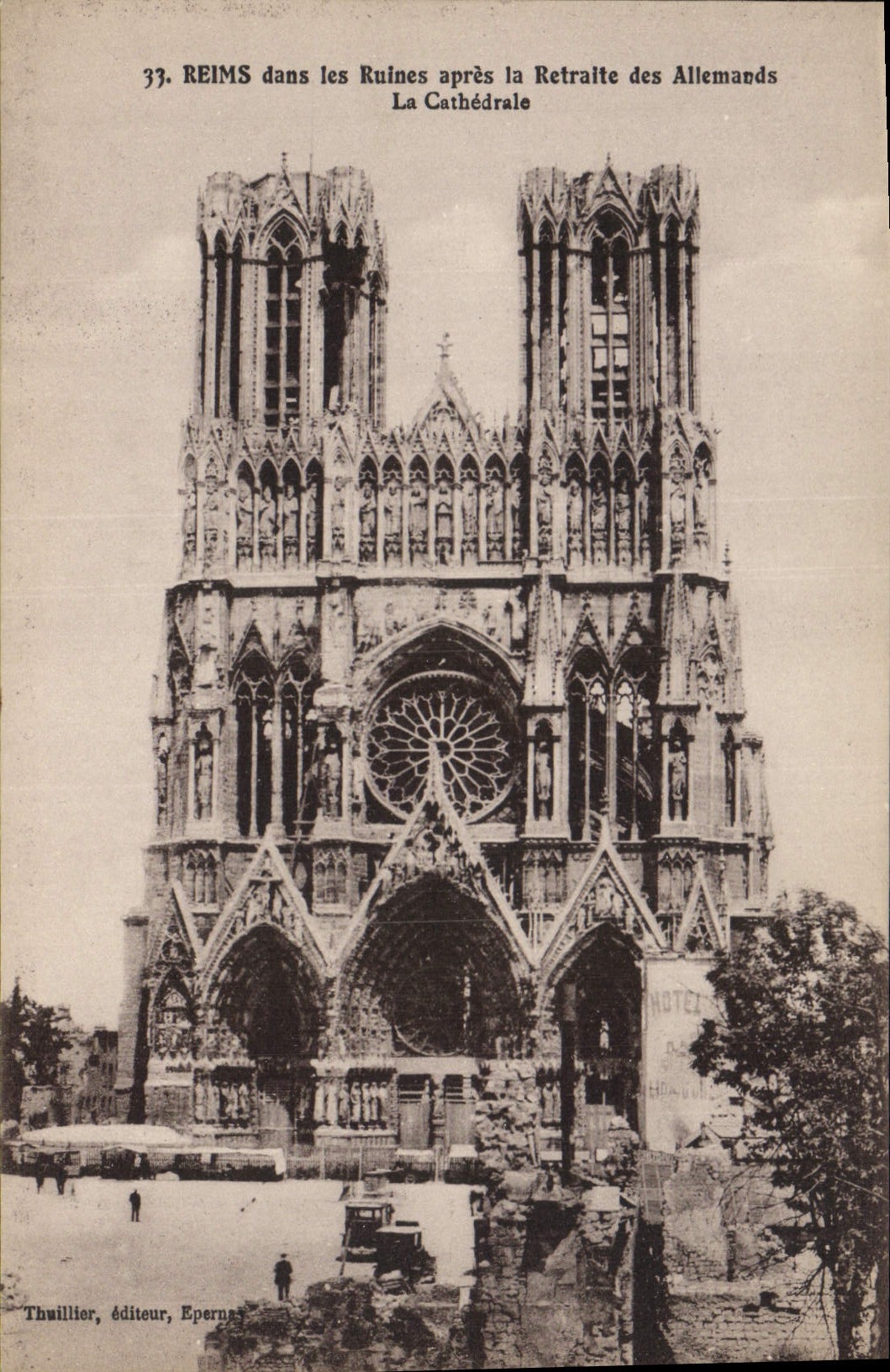 CPA Militaria Reims dans les ruines apres la retraite des Allemands