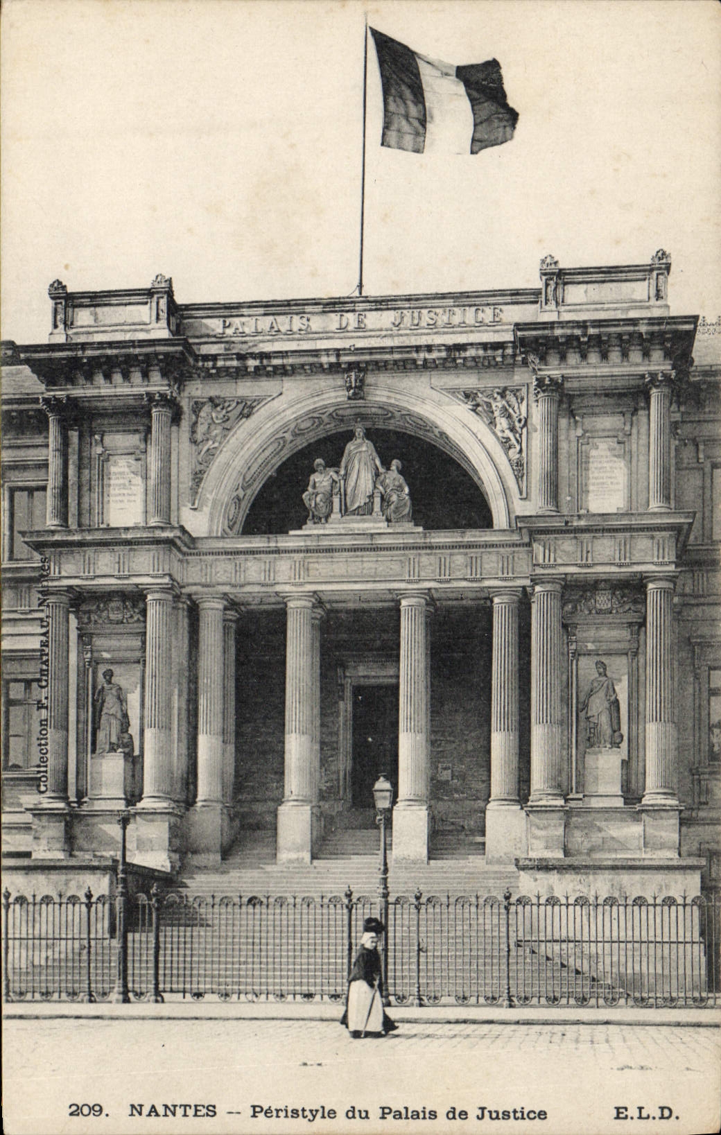CPA Nantes Peristyle du Palais de justice