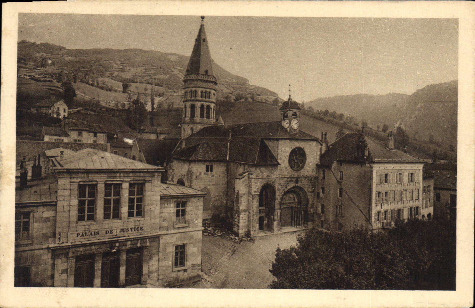 CPA Palais de justice Eglise de Nantua