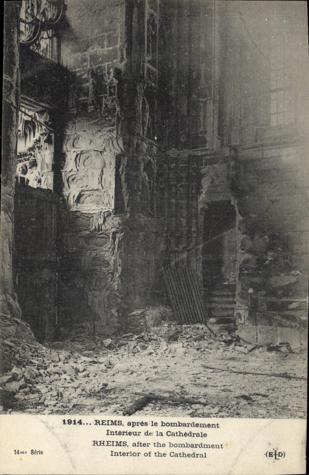 CPA Militaria Reims Interieur de la cathedrale