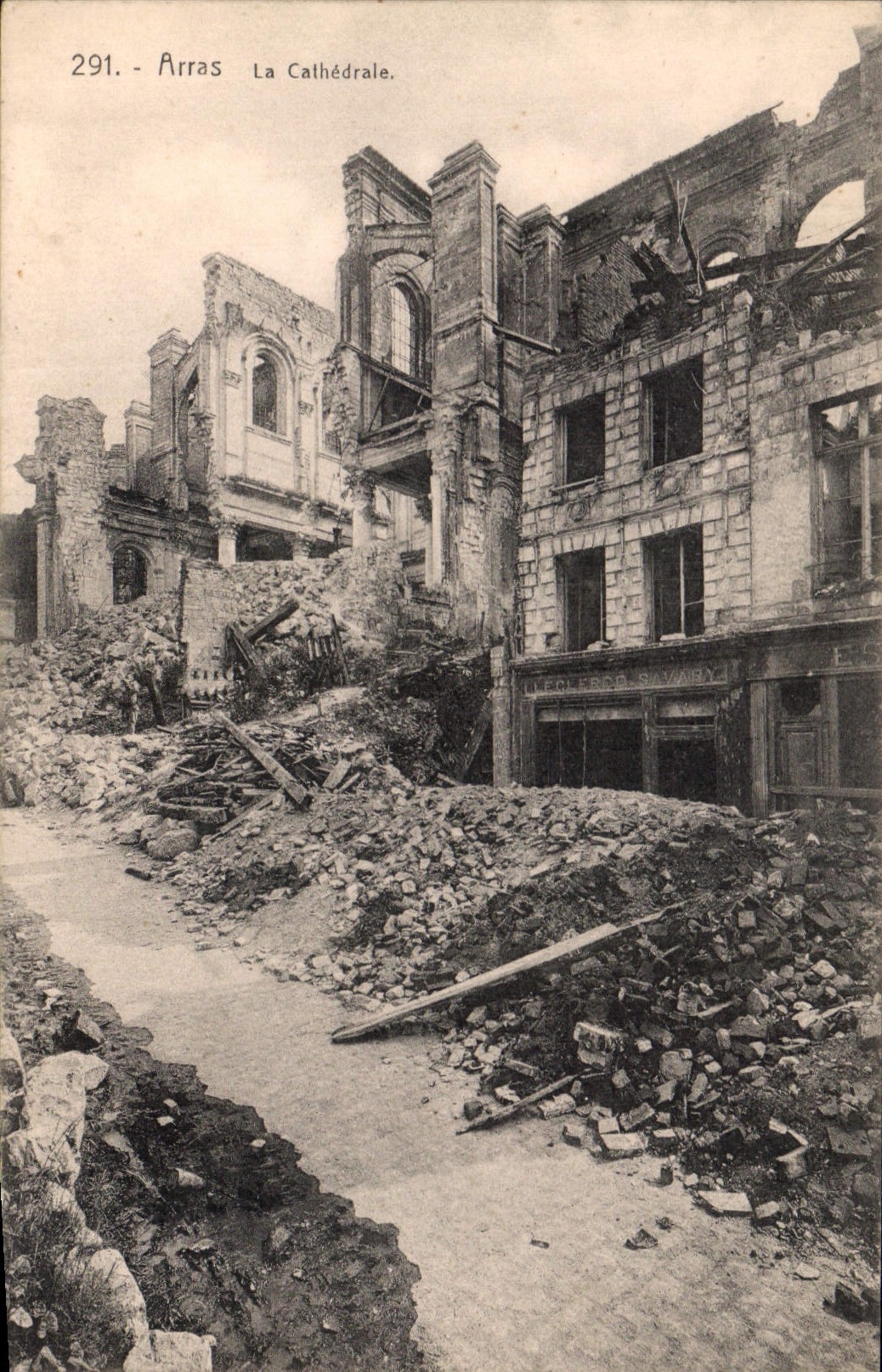 CPA Militaria Arras La cathedrale