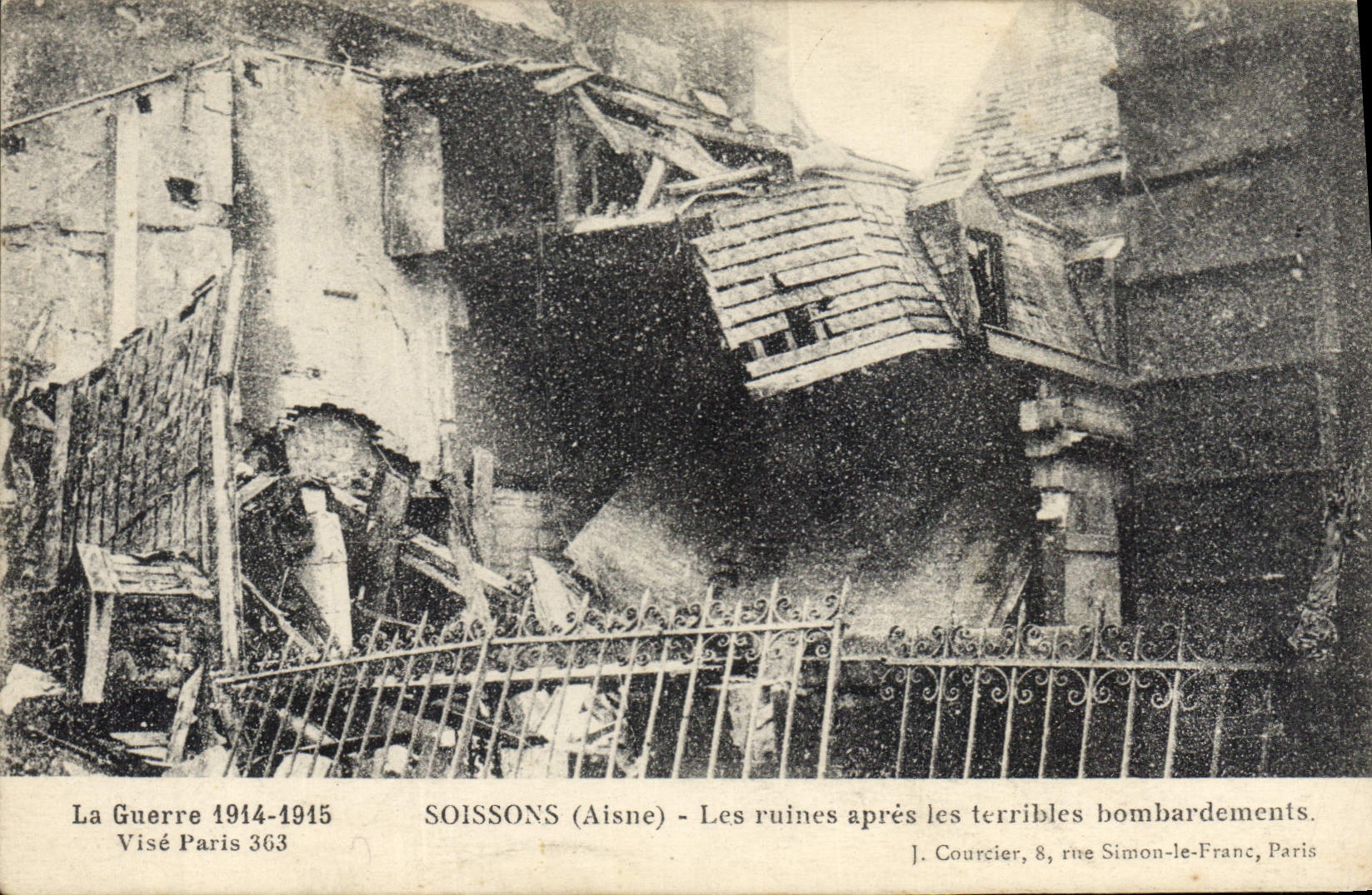 CPA Militaria Soissons Les ruines apres les terribles bombardements