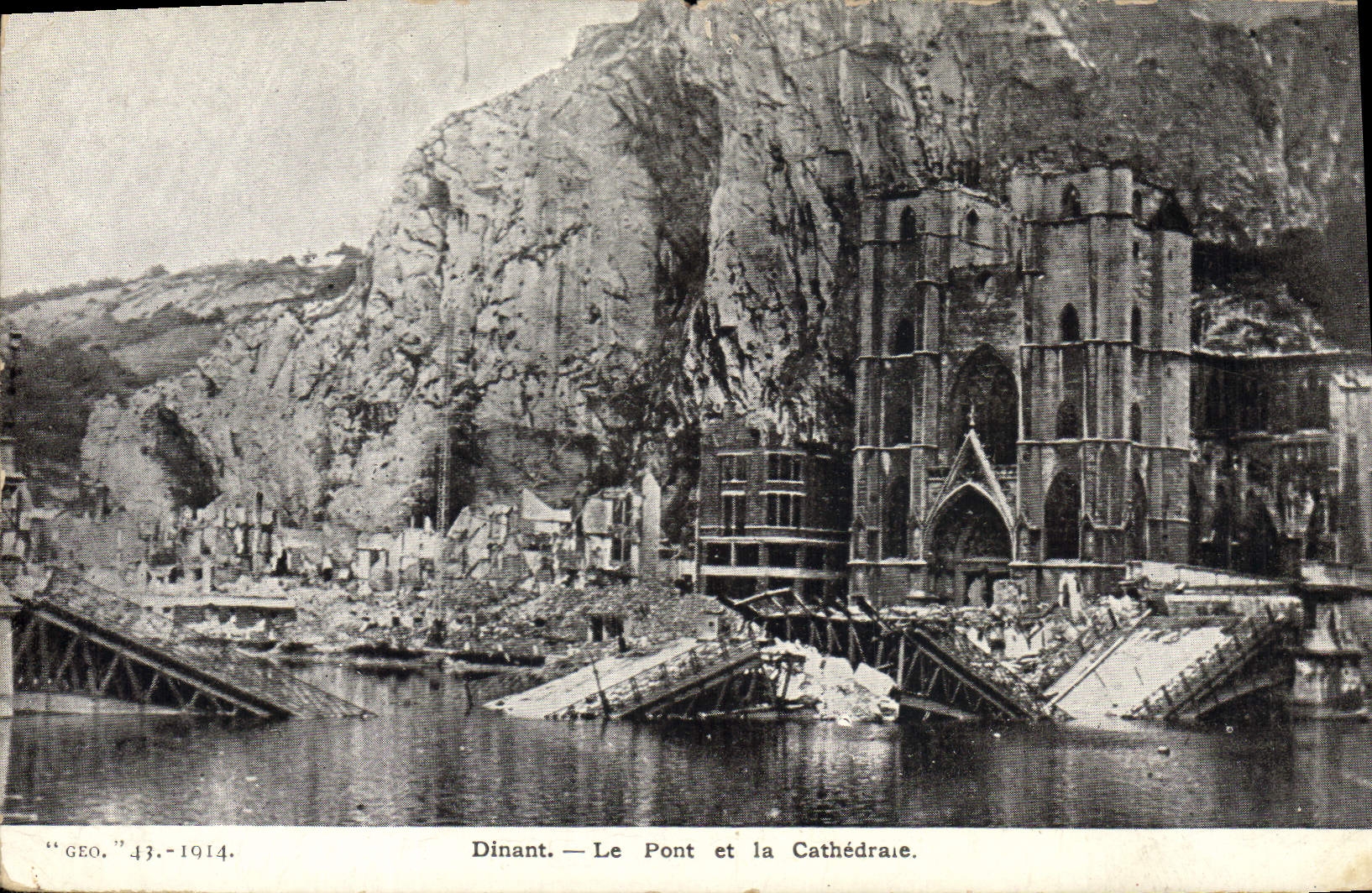 CPA Militaria Dinant Le pont et la cathedrale 