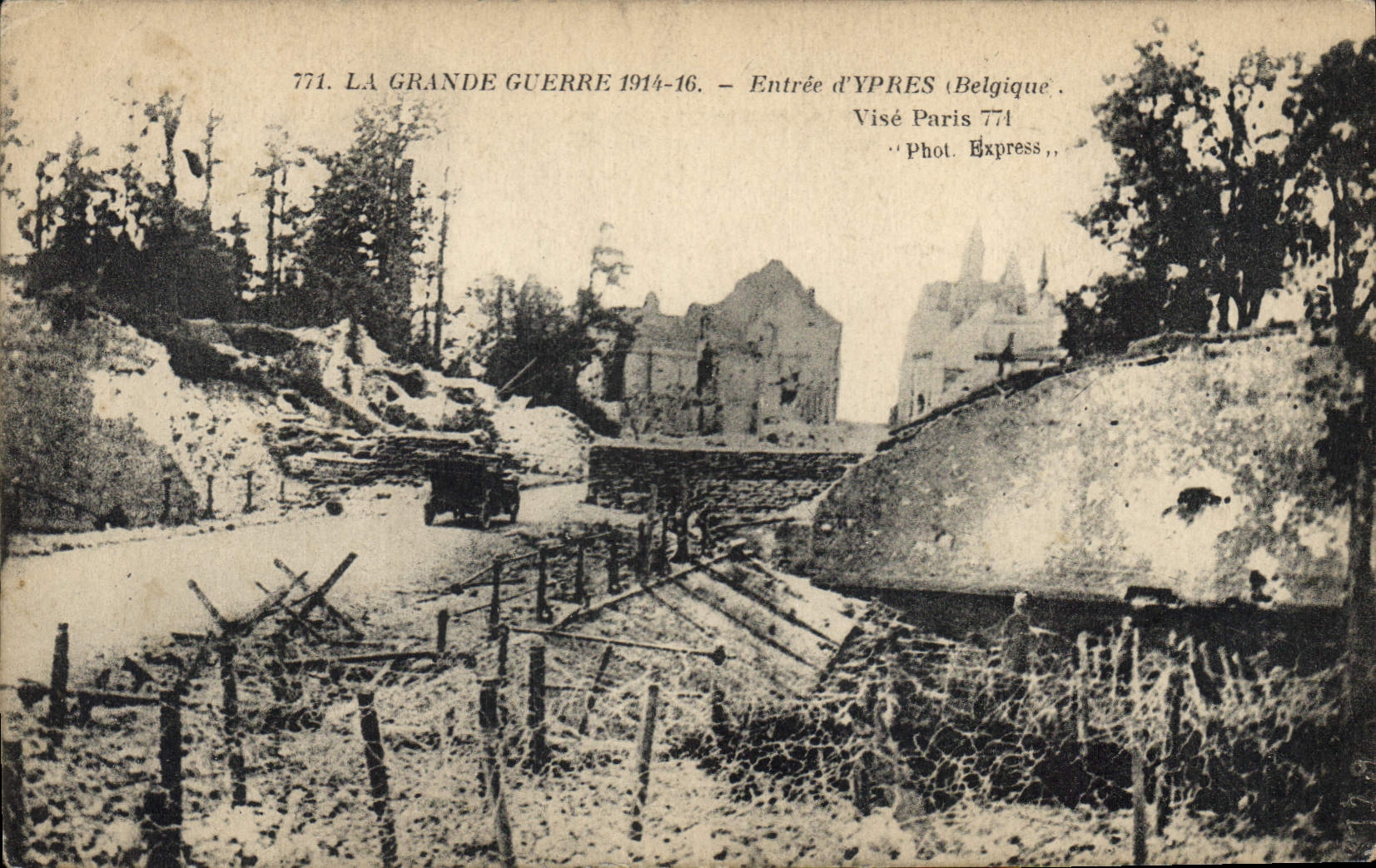 CPA Militaria Entree d'Ypres 