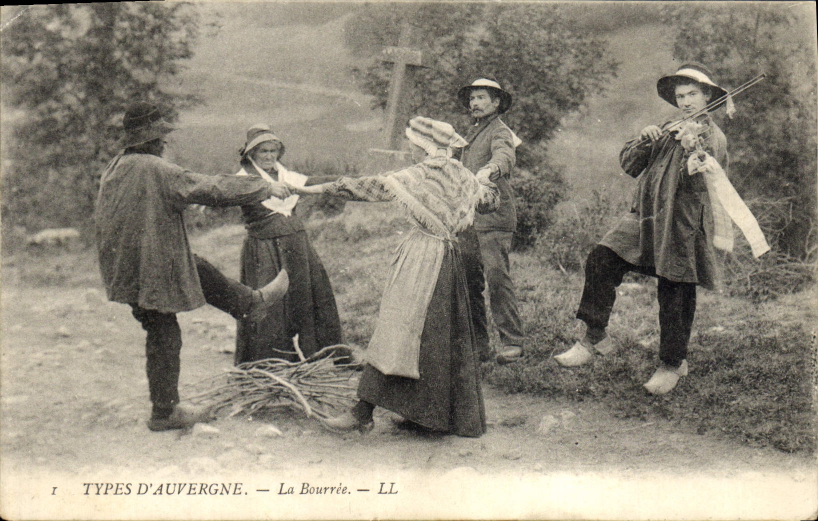 CPA Folklore Auvergne La Bourree