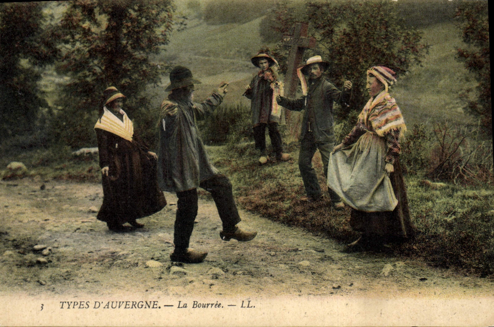 CPA Folklore Auvergne La Bourree