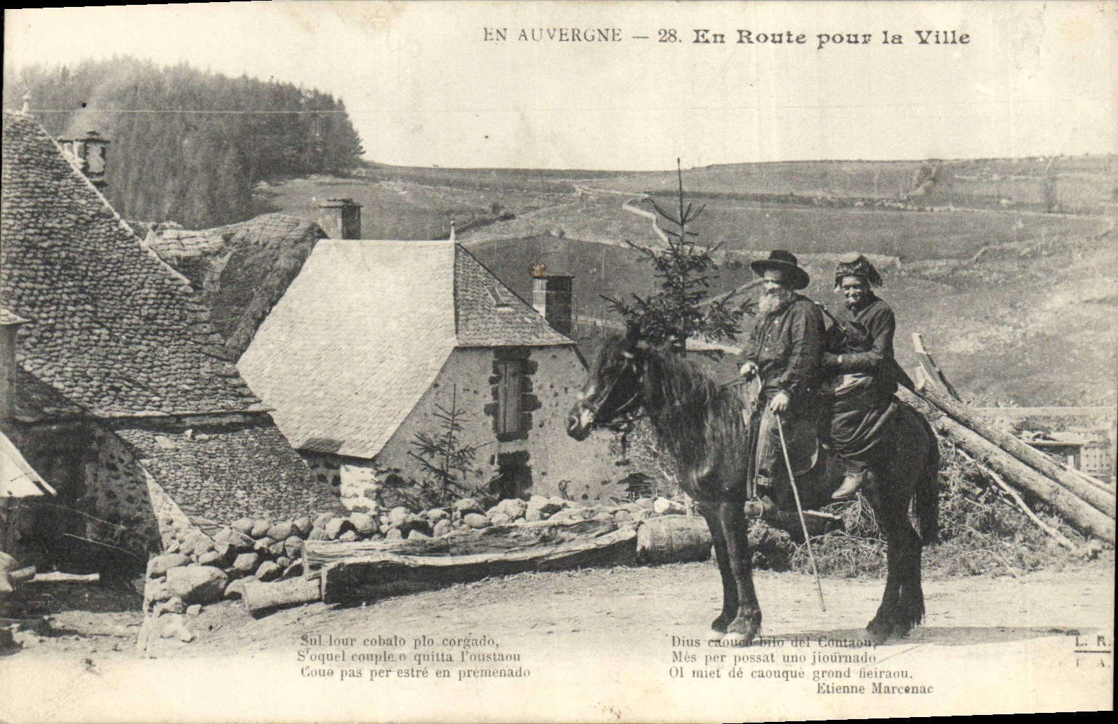 CPA Folklore Auvergne En route pour la ville Cheval
