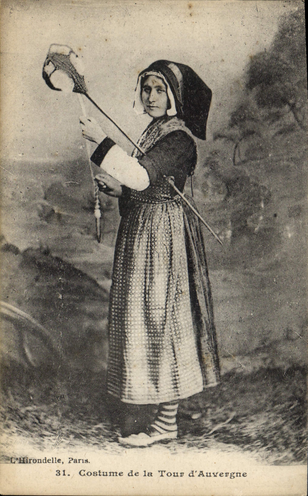 CPA Folklore Costume de la Tour d'Auvergne