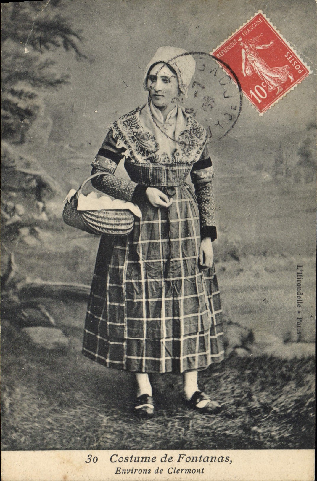 CPA Folklore Costume de Fontanas Environs de Clermont
