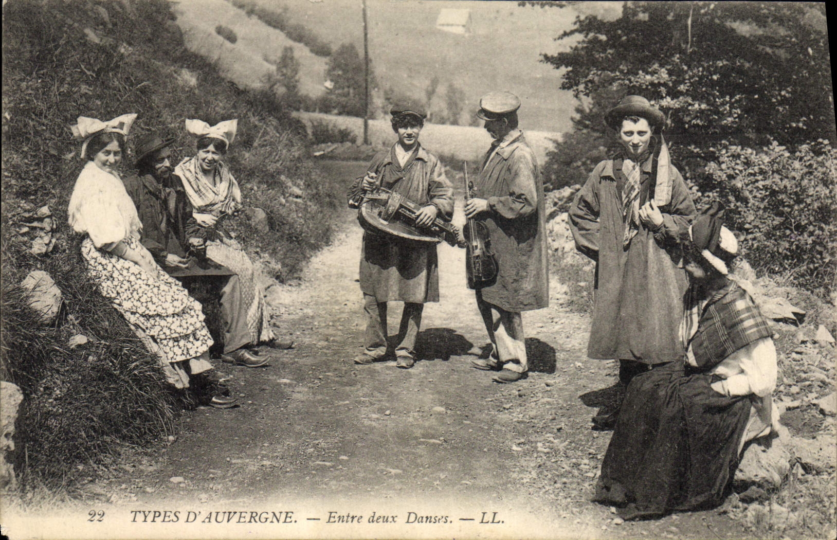 CPA Folklore Auvergne Entre deux danses