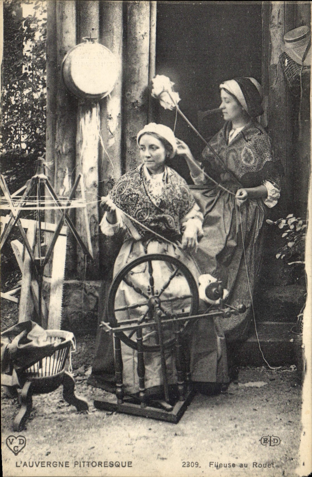 CPA Folklore Auvergne Fileuse au rouet