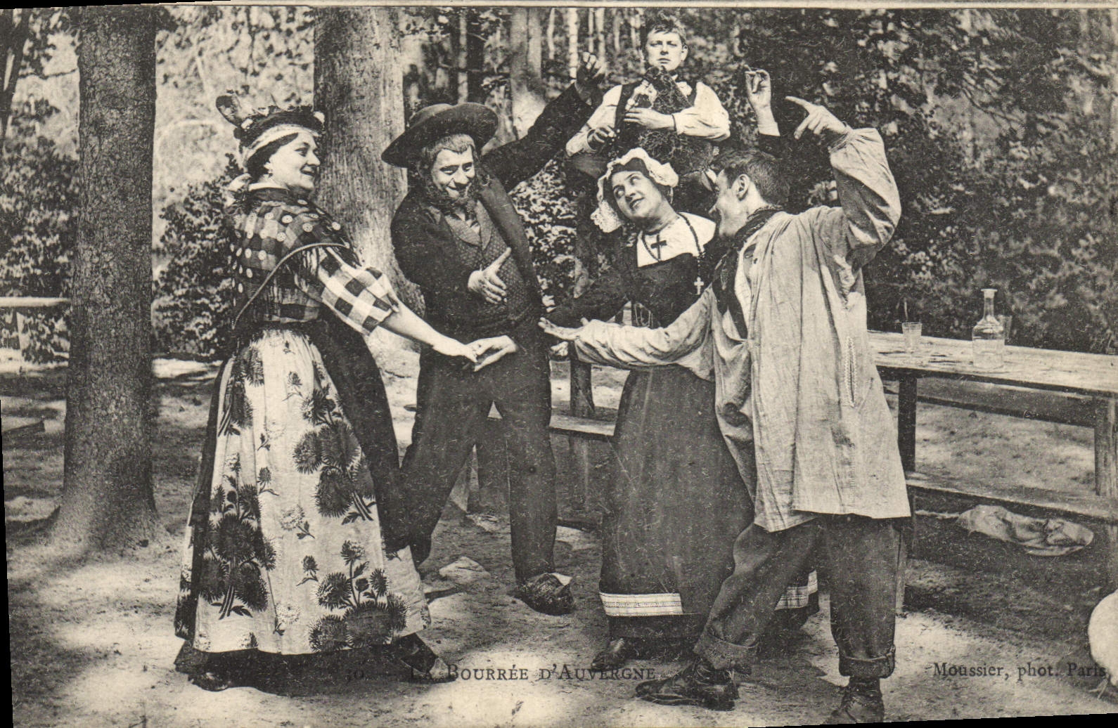 CPA Folklore Auvergne La bourree