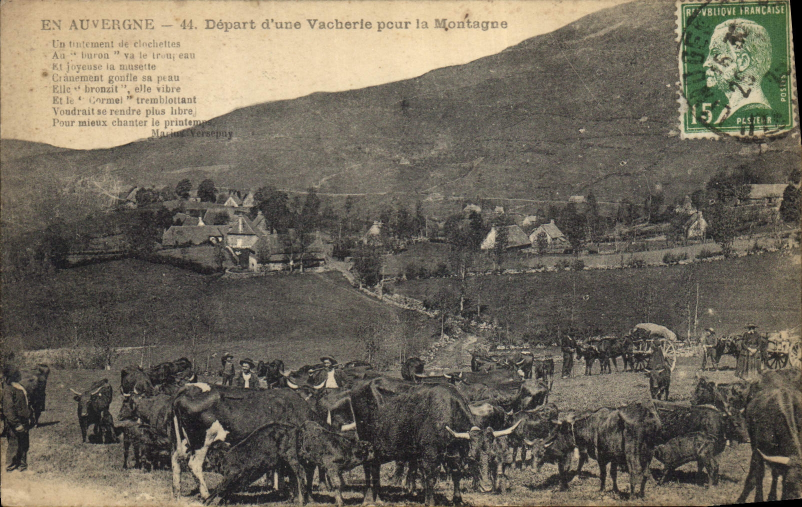 CPA Folklore Auvergne Depart d'une vacherie pour la montagne Vaches